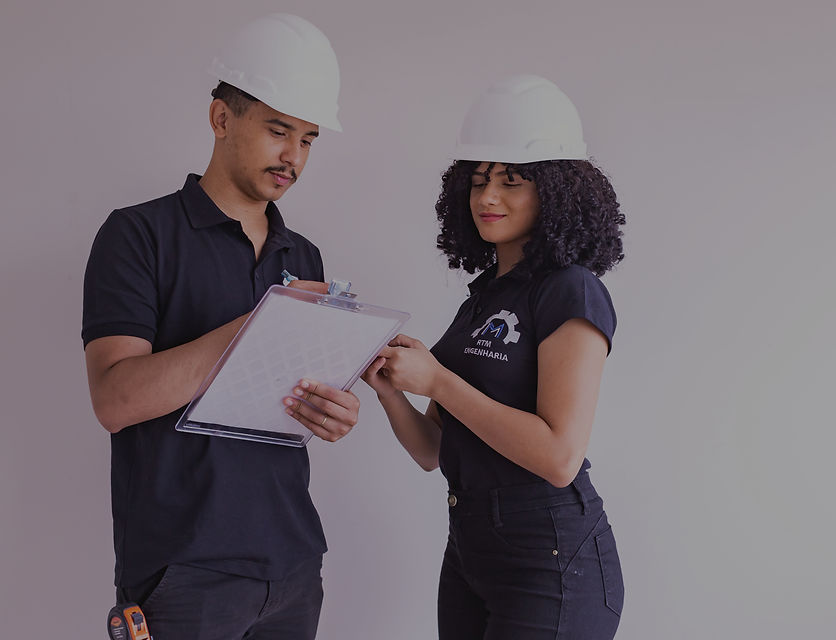 Equipe de engenharia especializada em máquinas e NR12