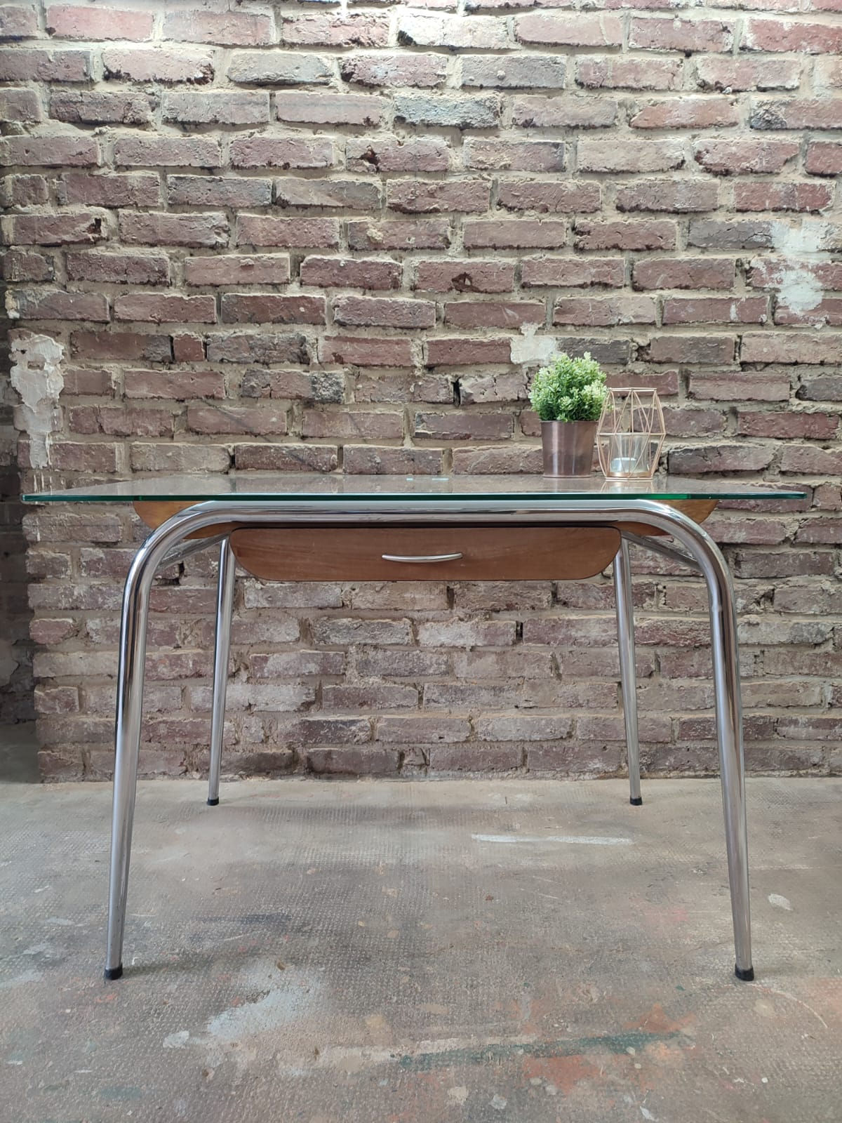 bureau réalisé sur mesure par Atelier2main à partir d'une table en formica désuète