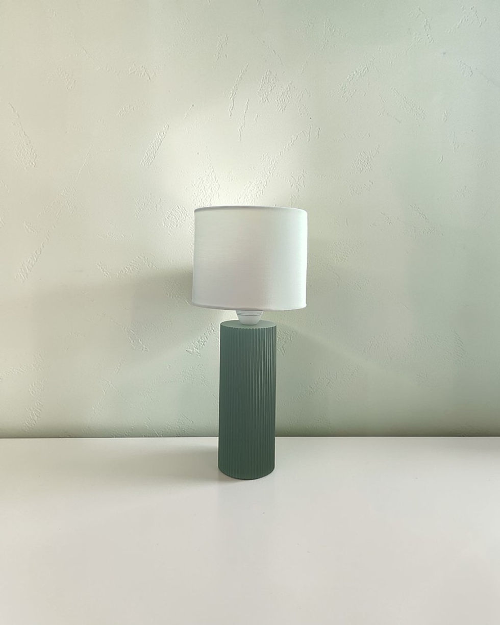 Miniature : lampe à poser design vert olive abat jour blanc par atelier2main