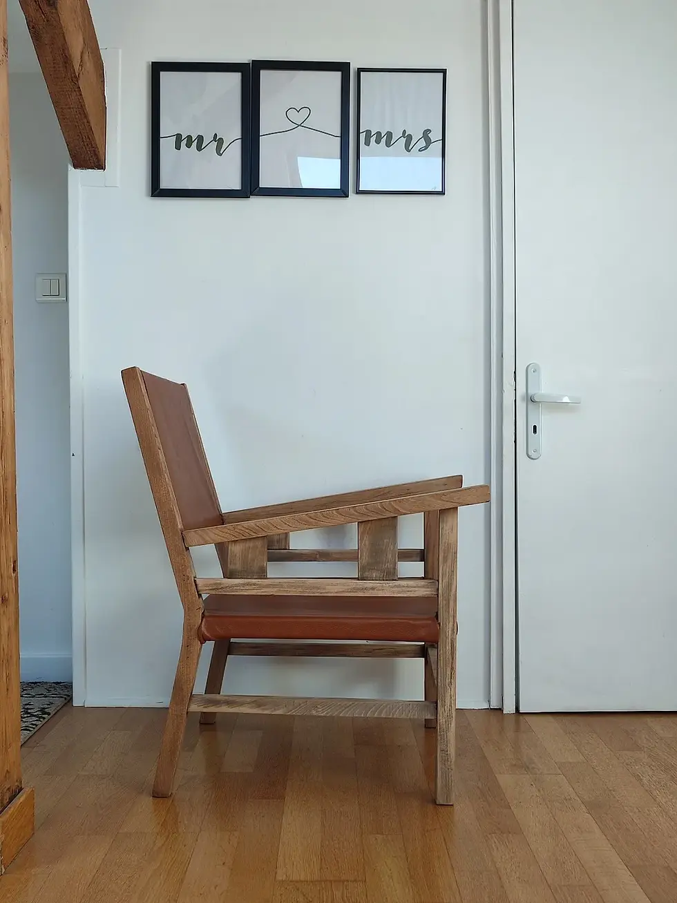 Miniature : Fauteuil en bois clair avec assise en cuir véritable dans un intérieur moderne