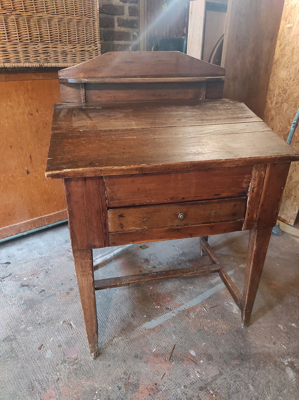 création d'une table basse en bois brut et plateau en verre sur mesure