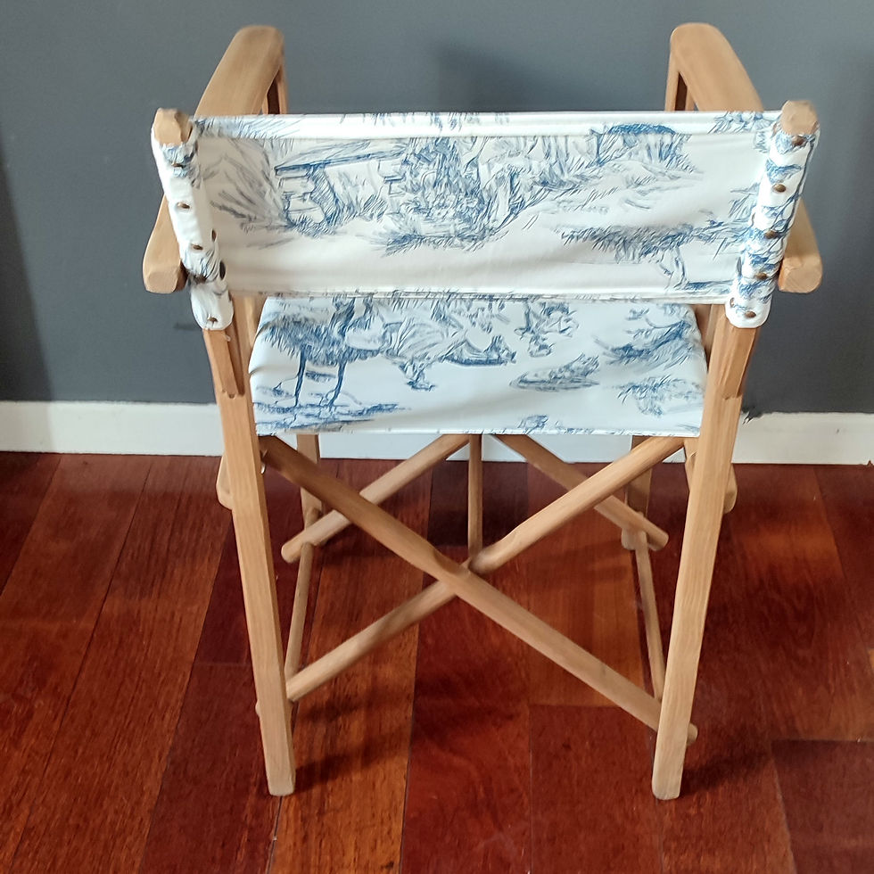 Miniature : un fauteuil désuet devenue un magnifique fauteuil de cinéaste au allure moderne