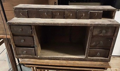 l'avant après d'un petit meuble de métier devenue une magnifique desserte d'entrée chaleureuse et pratique