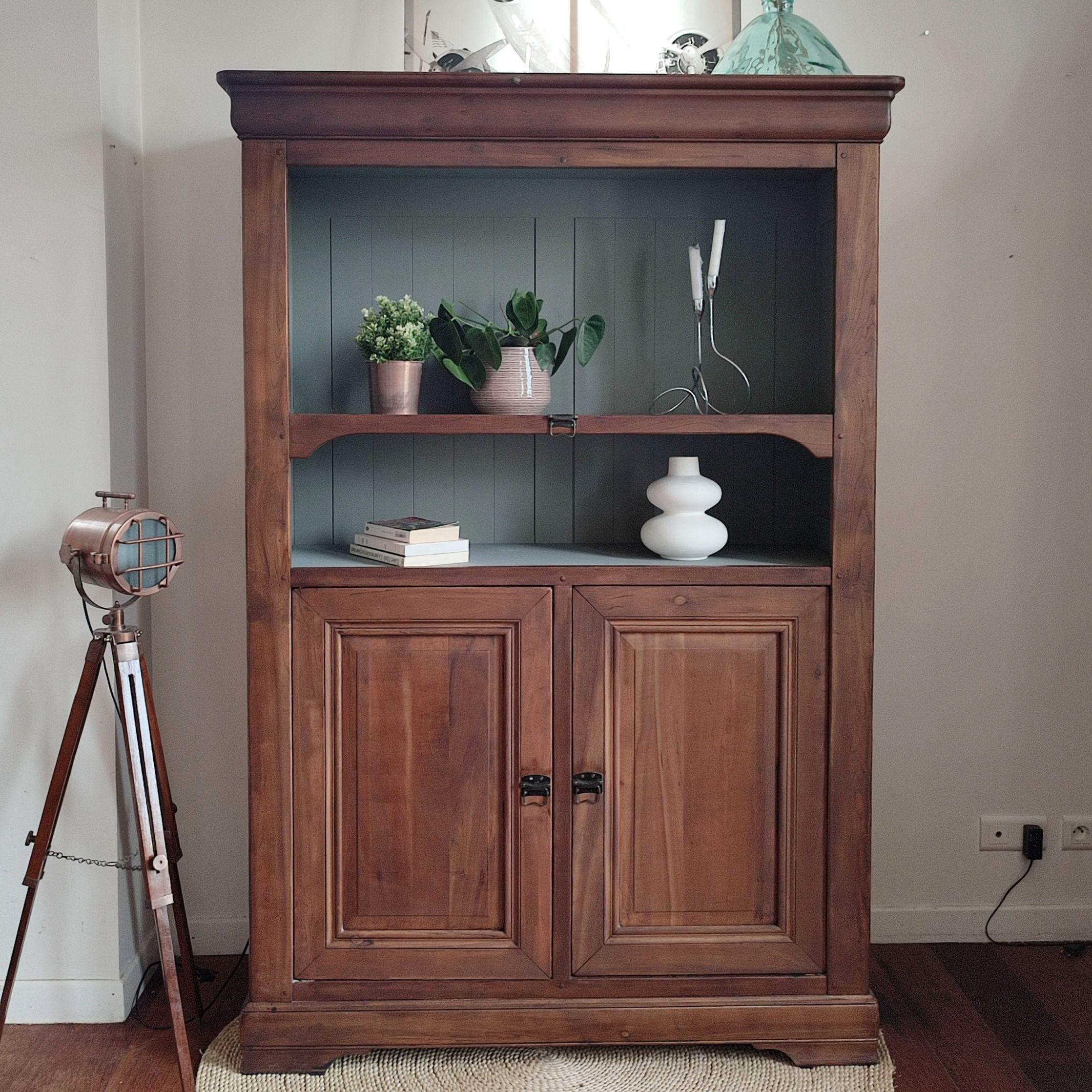 un vieux vaisselier devenue une magnifique bibliothèque aux allures de campagne chic