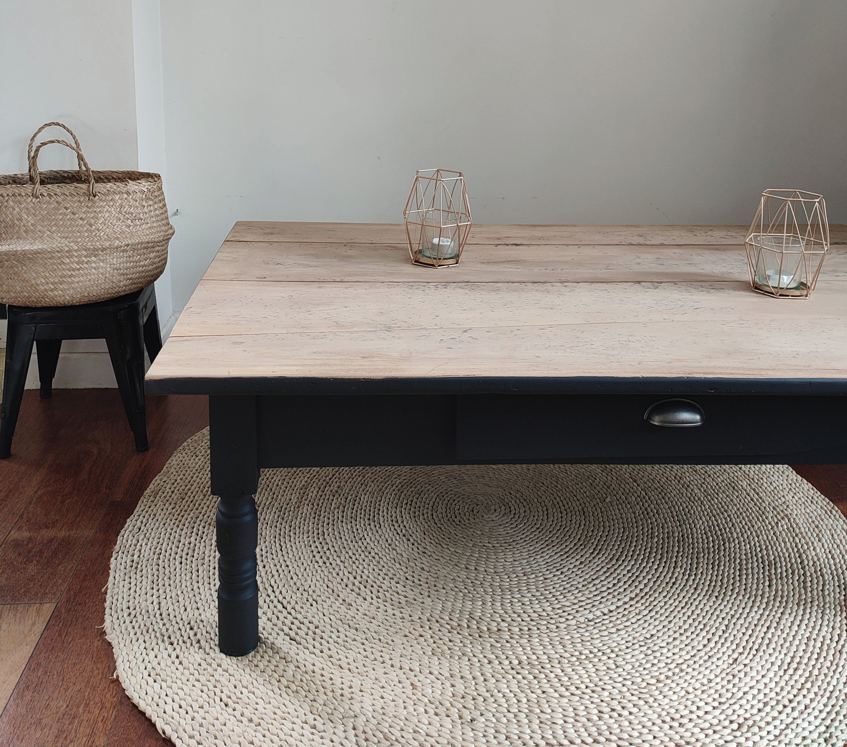 Grande table basse en bois vintage rénovée à l'atelier