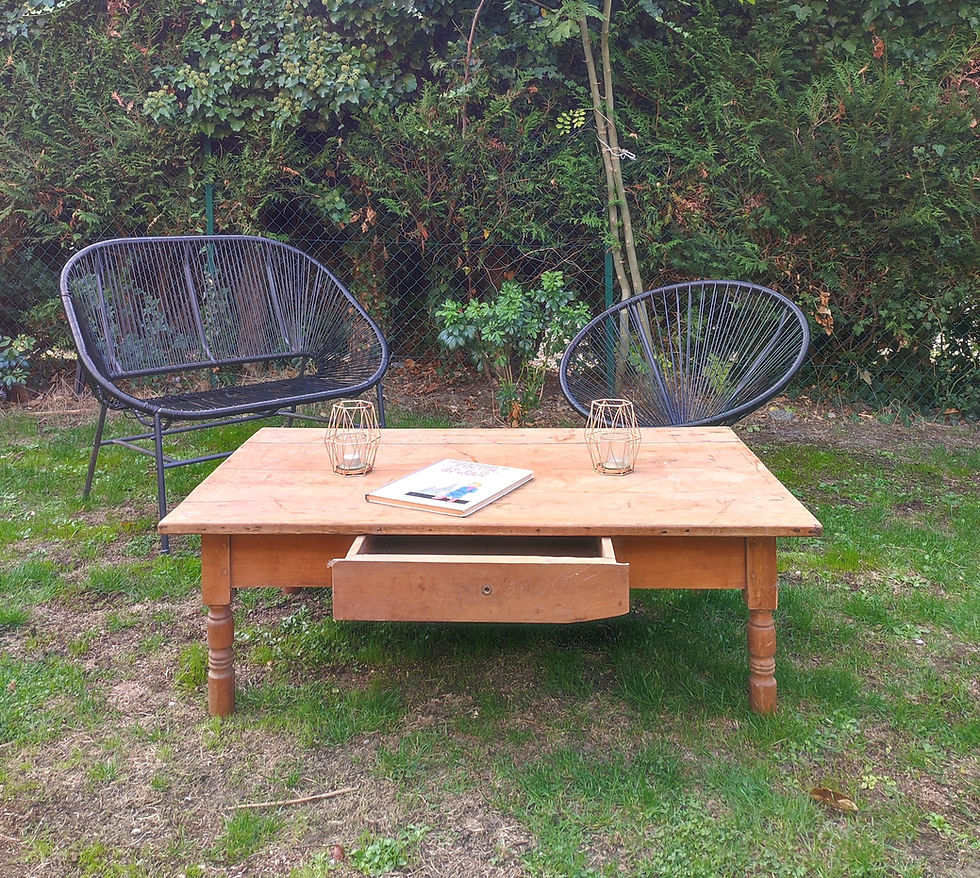 Grande table basse en bois vintage rénovée à l'atelier