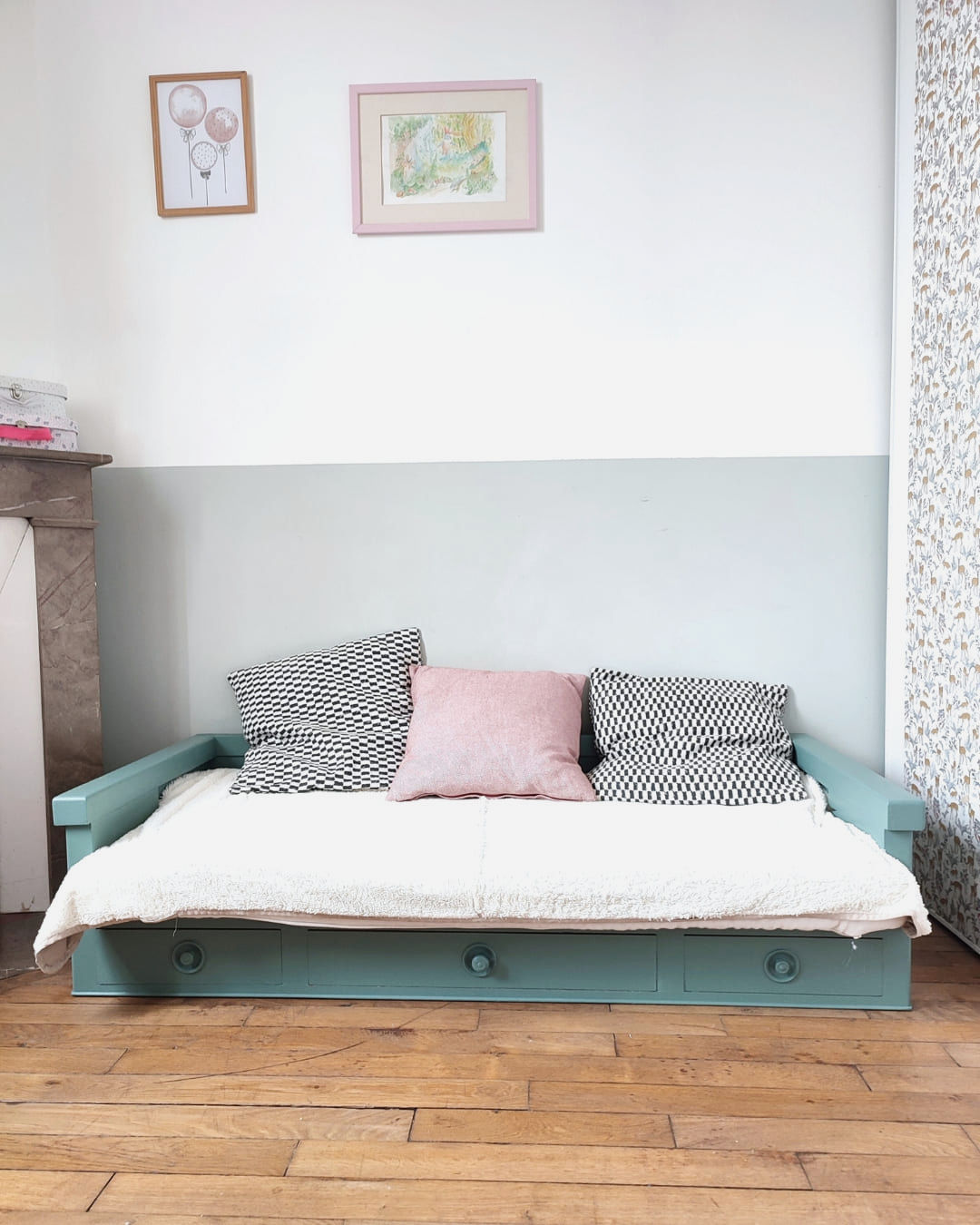 un lit banquette recrée à partir d'un bureau de notaire ancien et imposant