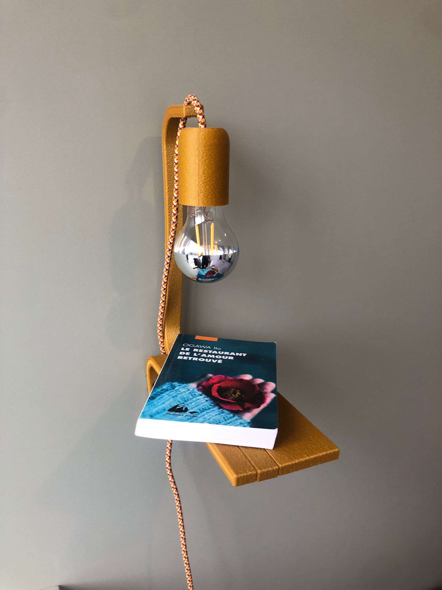 Luminaire mural jaune moutarde avec tablette intégrée déco intérieure