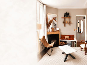 un salon aménagé autour d'une cheminée, avec une banquette en bois et du mobilier ancien atelier2main