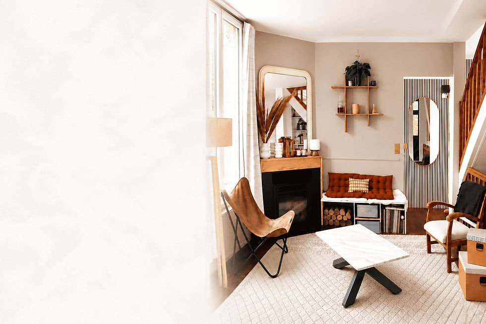 un salon aménagé autour d'une cheminée, avec une banquette en bois et du mobilier ancien atelier2main