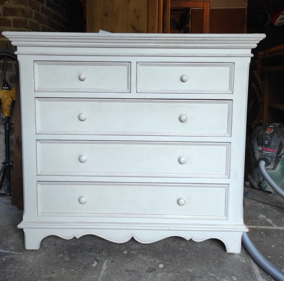 buffet ancien à moulure rénovée en meuble moderne 