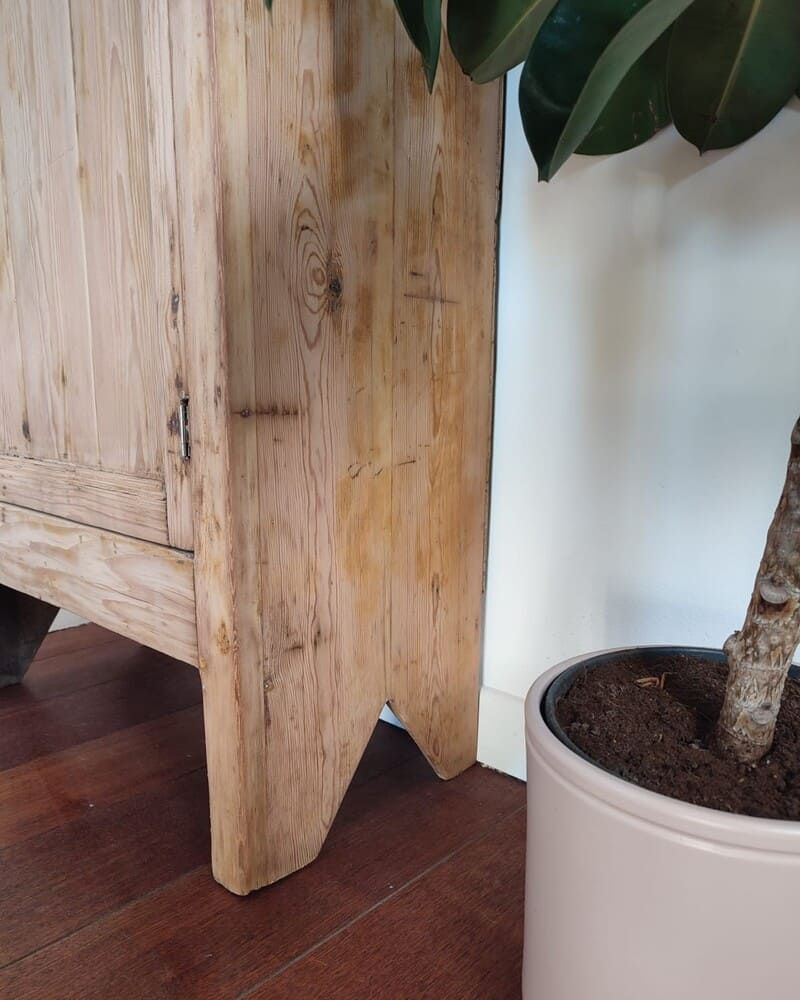 Miniature : Détail des pieds triangulaires originaux de l’armoire vintage en bois de chêne