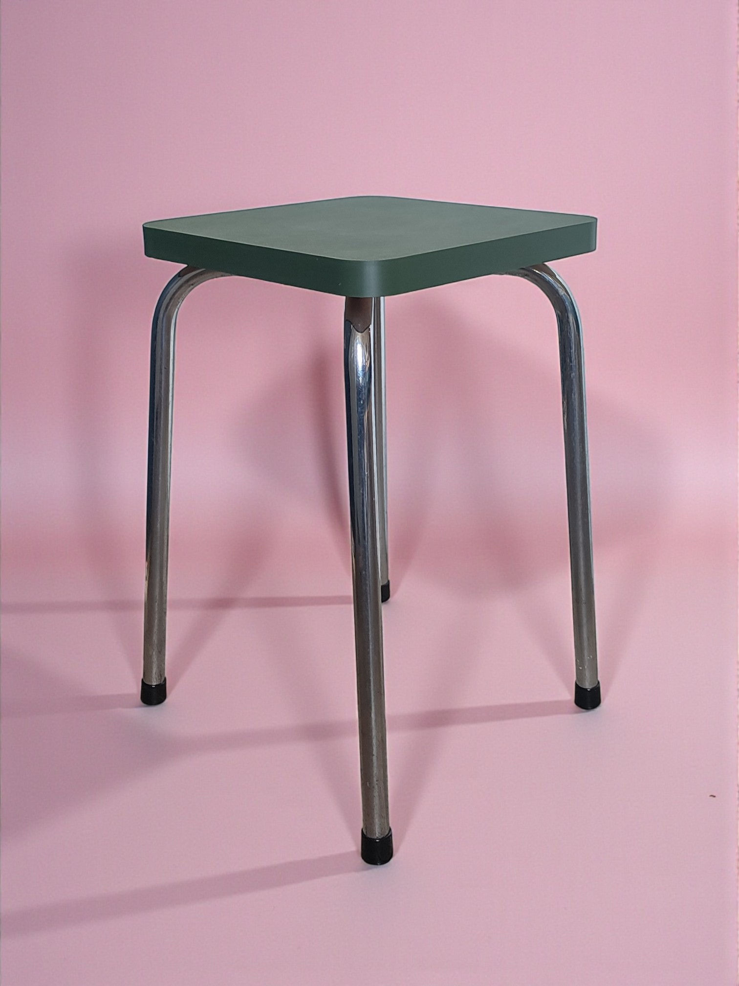 tabouret en formica totalement relooké grâce à son assise design vert kaki