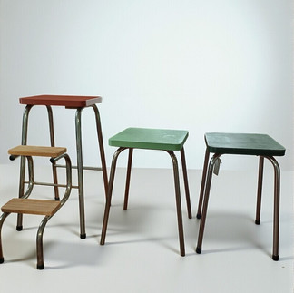 tabourets en formica avec nouvelles assises en matières naturelles et colorées