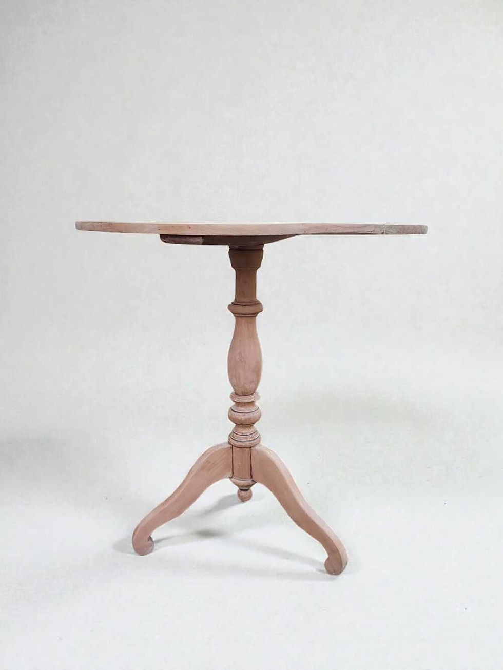 Miniature : Guéridon rénové, en bois naturel, avec finition brute et teinte claire.