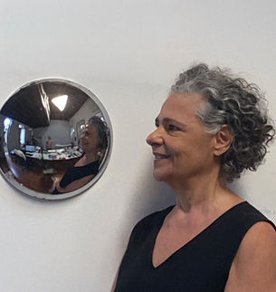 Artista e poeta visual Suely Fahri apresenta um panorama de suas obras femininas no CCJF