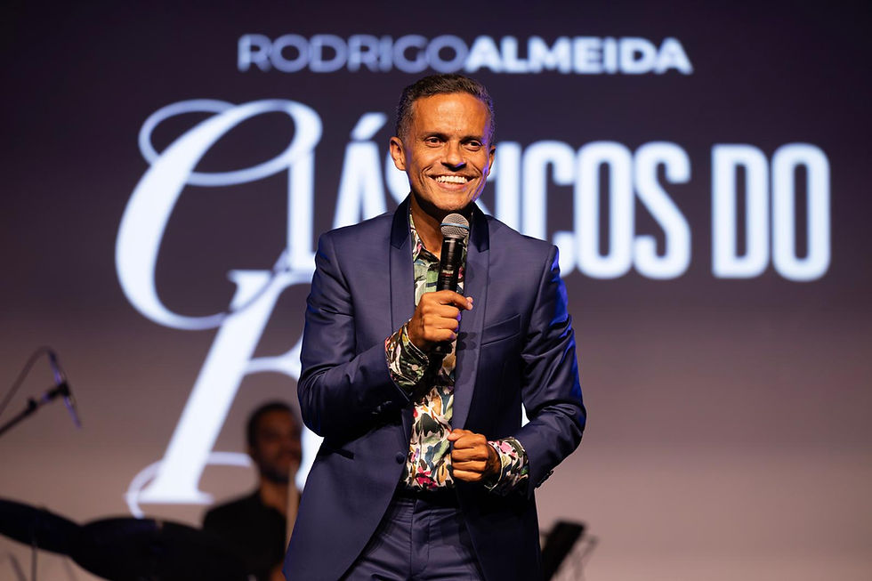 Imagem: Rodrigo Almeida, cantor e compositor luso-brasileiro. Fotos: divulgação/@jramalhetephotos