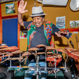 Um dos maiores percussionistas do mundo, Robertinho Silva faz aniversário com show na Lapa