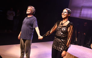 “Apocalip-se” estreia no Teatro Poeira com reflexão bem-humorada sobre solidão, IA e reconexões humanas