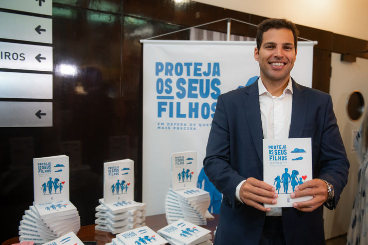 Imagem: Daniel Viana, comissário da Polícia Civil do Rio de Janeiro, Brasil. Foto: Proteja os seus Filhos | Divulgação - MF Press Global