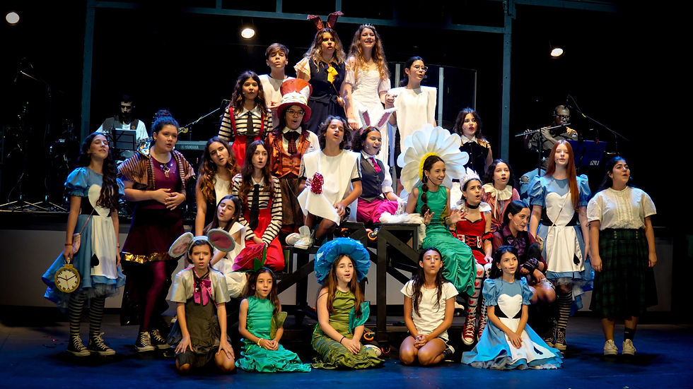 Elenco de Alice, Um Musical - Crédito fotográfico: Kay Marinho