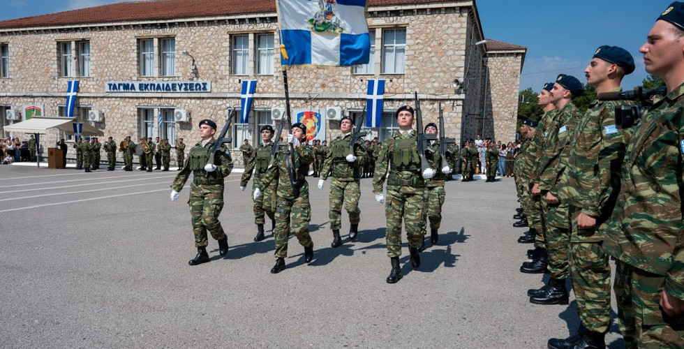 Ο ΥΦΕΘΑ Θανάσης Δαβάκης στην Ορκωμοσία των Νεοσύλλεκτων Οπλιτών 2026 Β΄ΕΣΣΟ στη Λαμία-1