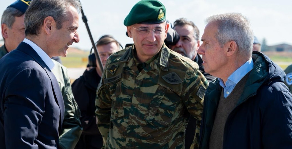 Συνοδεία του ΥΦΕΘΑ Θανάση Δαβάκη η επίσκεψη του Πρωθυπουργού Κυριάκου Μητσοτάκη στην 110 Πτέρυγα Μάχης στη Λάρισα