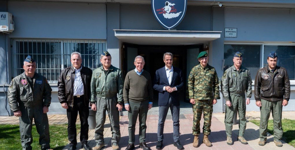 Συνοδεία του ΥΦΕΘΑ Θανάση Δαβάκη η επίσκεψη του Πρωθυπουργού Κυριάκου Μητσοτάκη στην 110 Πτέρυγα Μάχης στη Λάρισα