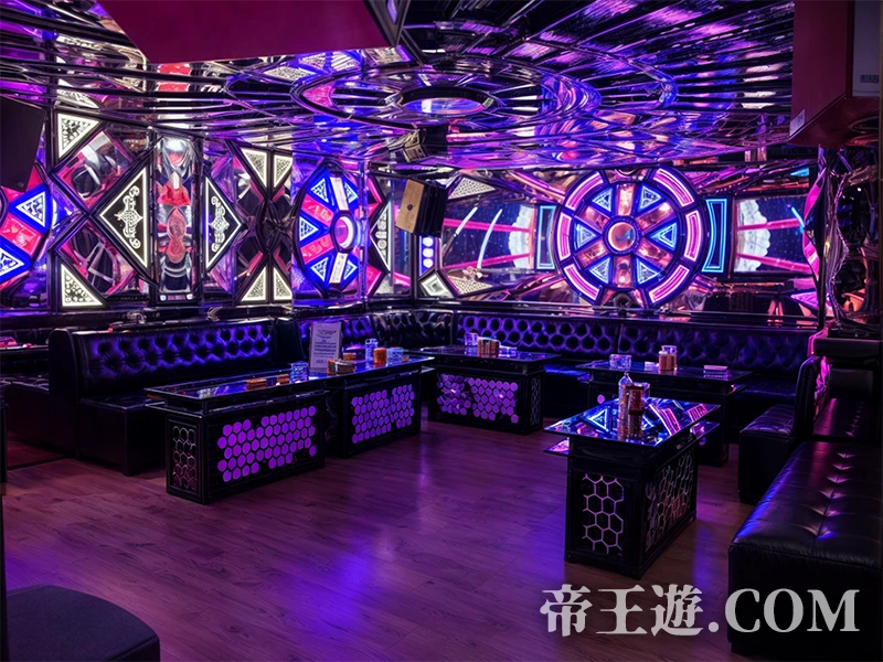 岘港 BENZ KTV 中型包廂環境，適合朋友聚會的KTV娛樂空間