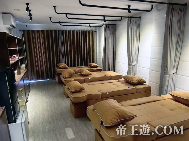 胡志明 Full Moon 帝王洗頭 按摩房內部空間,多張按摩床整齊排列,提供全身按摩與頸肩放鬆服務