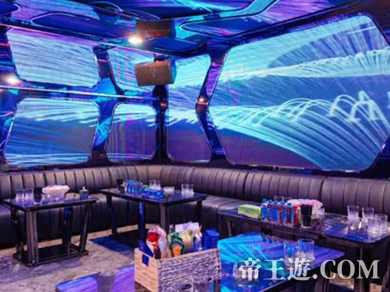 胡志明 ATLANTIS KTV 大型包廂環境，寬敞空間適合團體聚會與夜生活娛樂