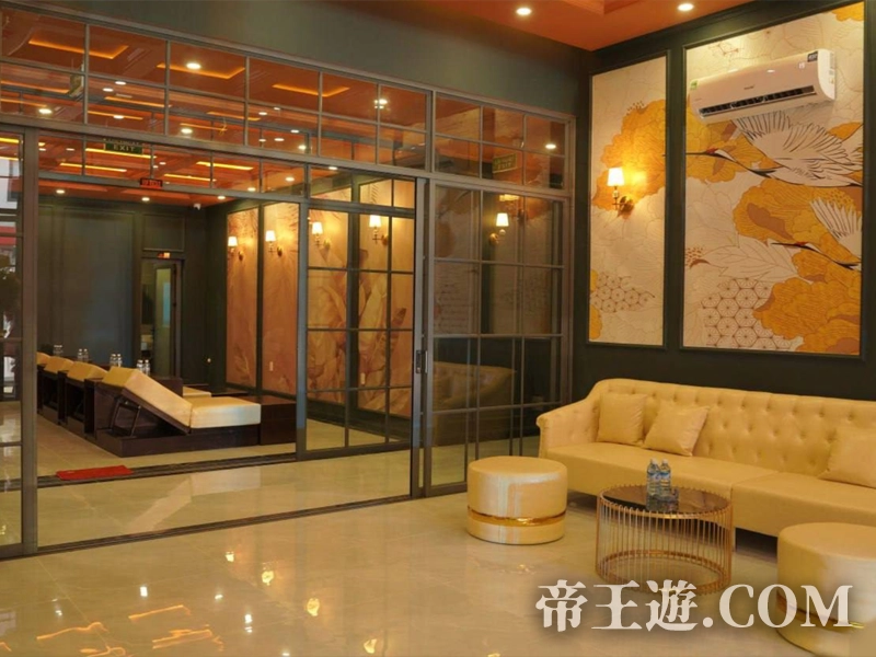 岘港 New Sakura 櫻花按摩 龍宮大廳等待區,溫馨柔光與櫻花佈景,適合放鬆與預約前休息的空間