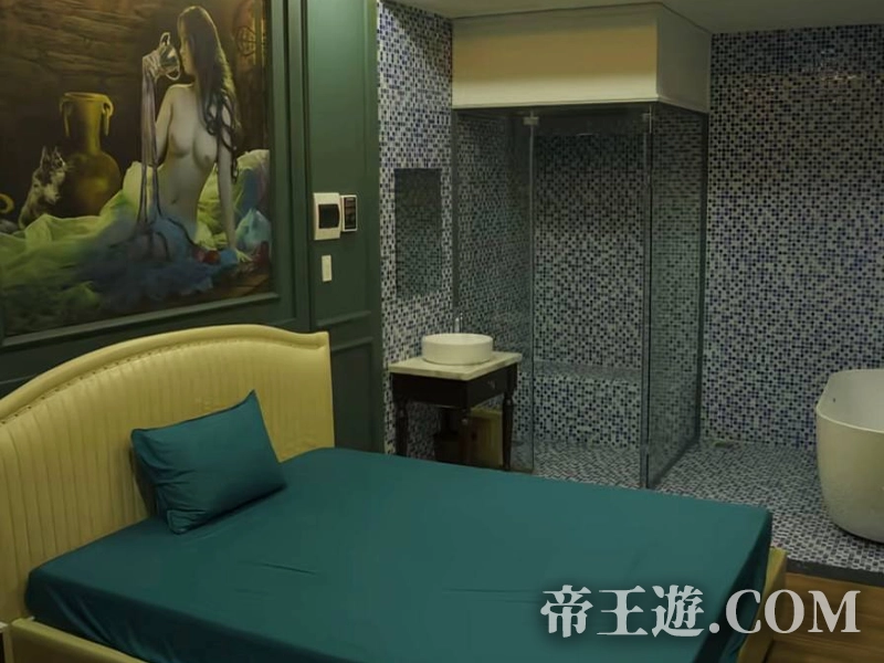 岘港 New Sakura 櫻花按摩 龍宮一般房內部設施,柔光燈與按摩床設計,提供放鬆全套按摩服務