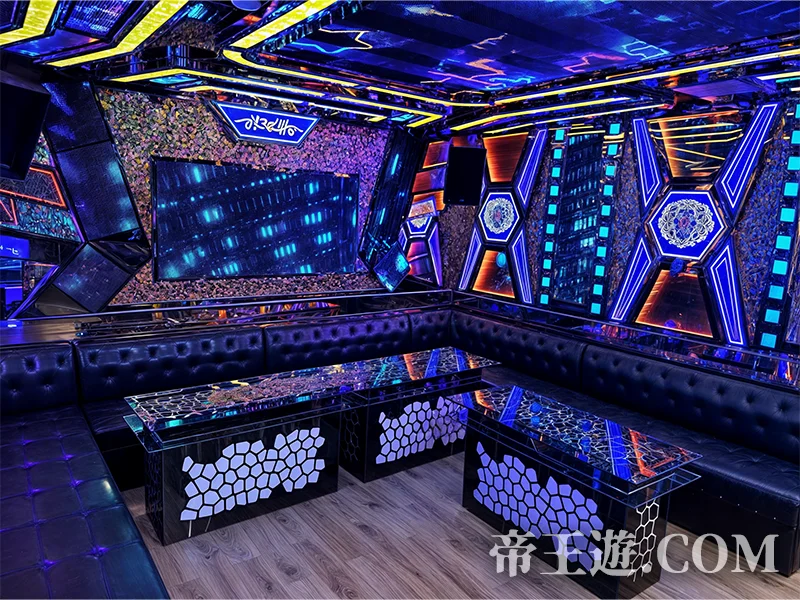 岘港 BENZ KTV 小型包廂環境，適合2至4人一起享受KTV娛樂