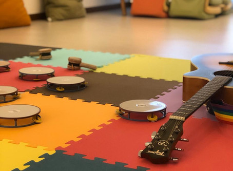 Bebês e crianças têm atividades musicais na Casa Moara