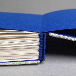 Reliure textile brodée Point avant