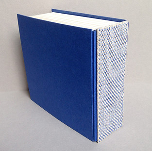 Reliure textile brodée Point avant