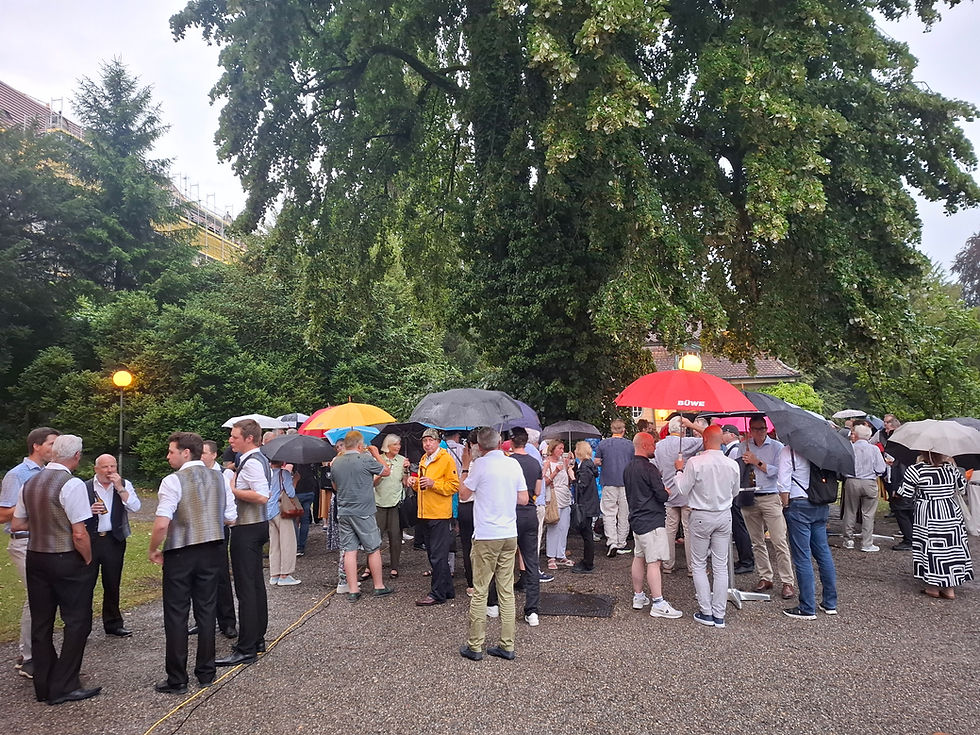 Wohlverdienter Apéro und angeregte Gespräche nach dem zeremoniellen Teil.