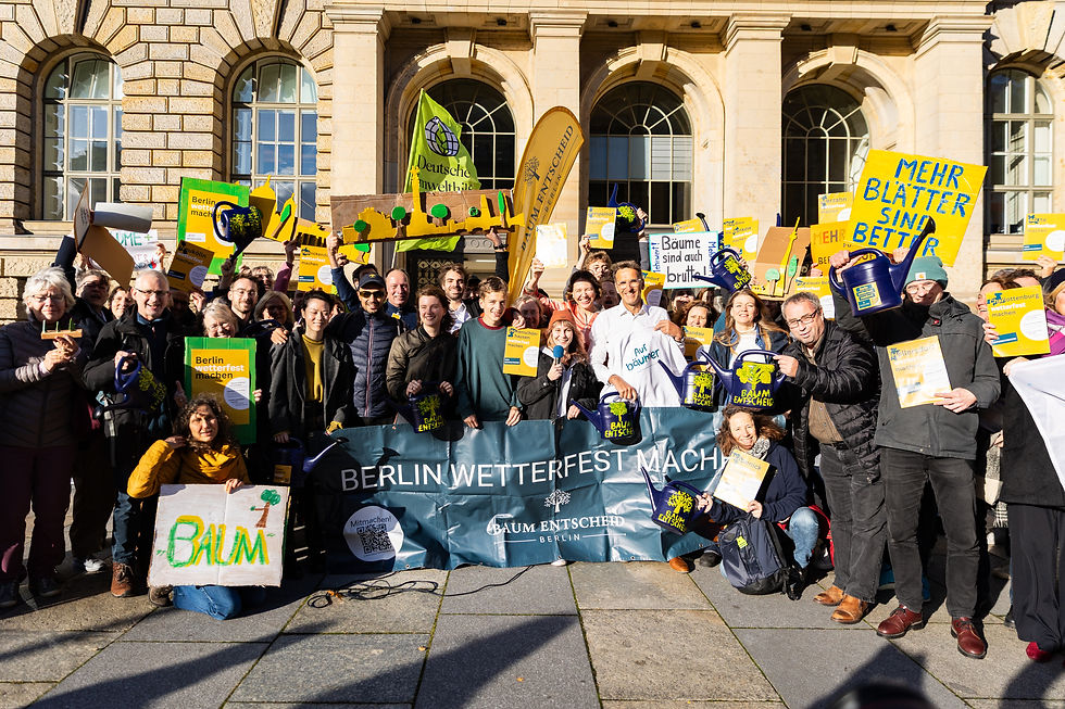 Das Team des Baumentscheids feiert am 3.11.25 vor dem Abgeordnetenhaus die Verabschiedung des BäumePlus-Gesetzes.