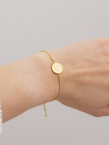 Engravable yellow gold plated sterling silver disc toggle bracelet. The perfect personalised gift.