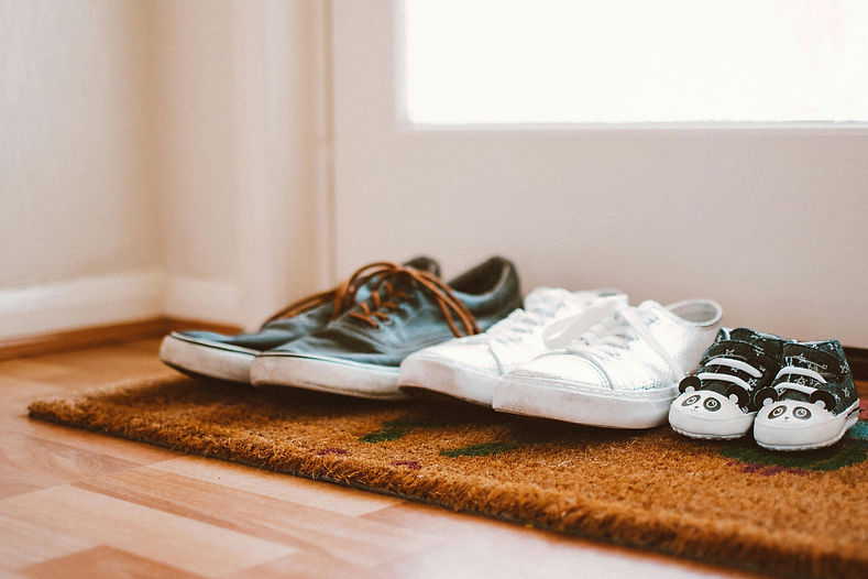 Bild mit drei paar Schuhe. Angeordnet der größe nach einer Familie mit kleinkind.