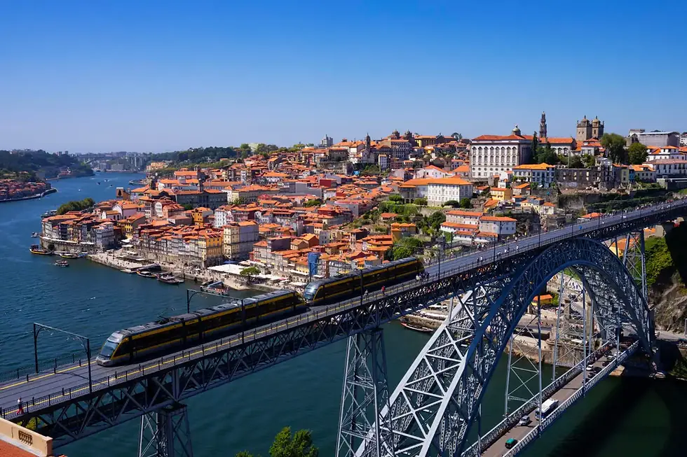 Imagem da Ponte Dom Luís I, sobre o Rio Douro, conectando as cidades de Porto e Vila Nova de Gaia, em Portugal, para ilustrar matéria sobre quem tem direito à cidadania portuguesa