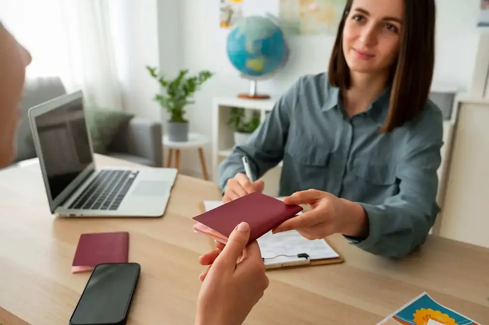 Imagem de uma mulher entregando um passaporte vermelho a uma pessoa em um escritório para ilustrar matéria sobre a cidadania portuguesa