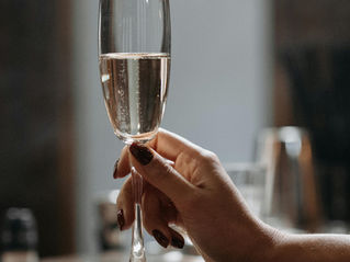 Hoe Houd Je een Champagneglas Vast