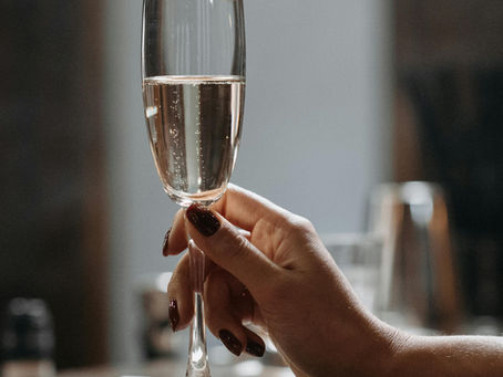 Hoe Houd Je een Champagneglas Vast