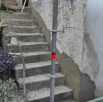 Pohľad na pôvodnú stenu pri schodisku s opotrebovanou omietkou a bez izolácie