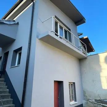Opravený a zateplený balkón s novou fasádou, ktorá predlžuje jeho životnosť a zlepšuje estetiku