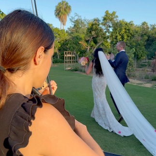 Live violin music during a romantic wedding ceremony in Los Cabos garden venue.