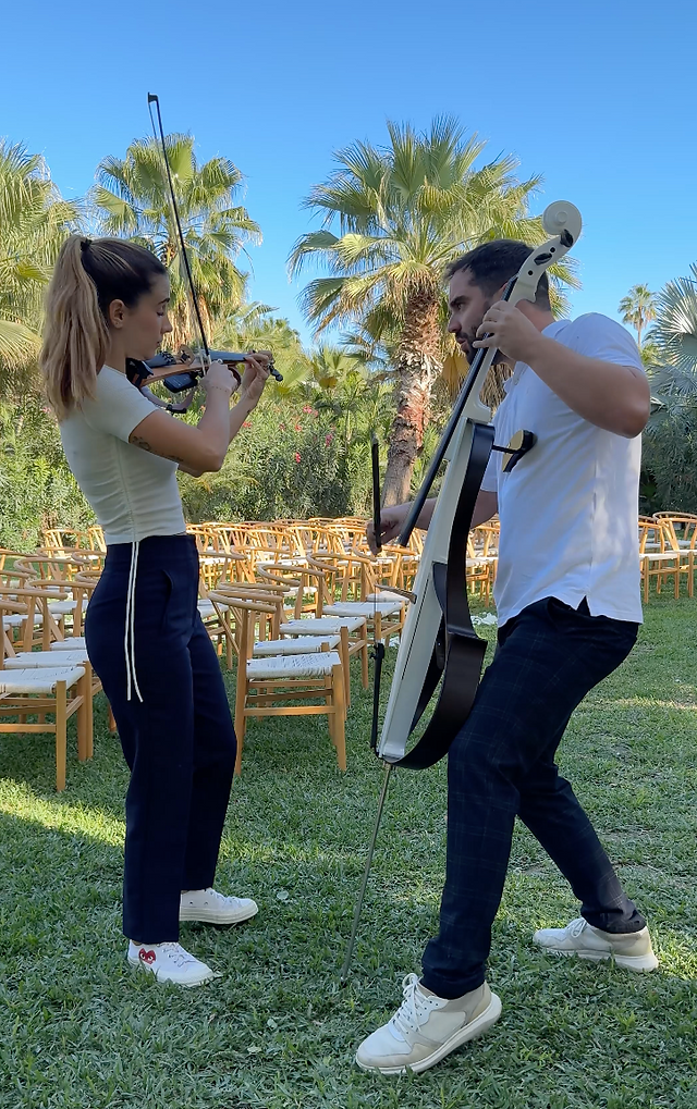 Violin and cello duo performing live cocktail music at a Los Cabos wedding, creating an elegant and relaxed atmosphere for guests.