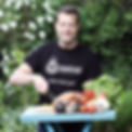 Sven Götz schneidet Gemüse im Freien